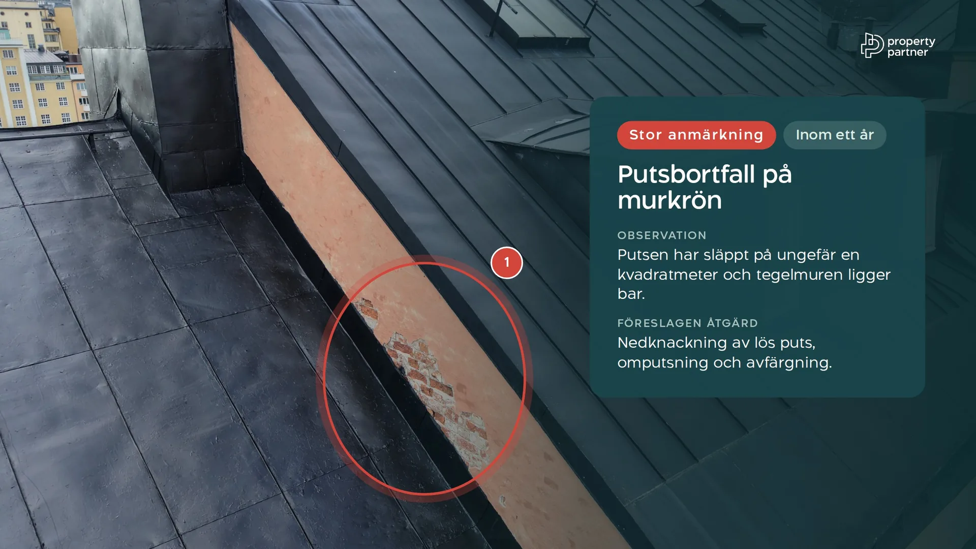 Fynd 1: putsen har släppt på murkrönet och teglet ligger bart, markerat som stor anmärkning