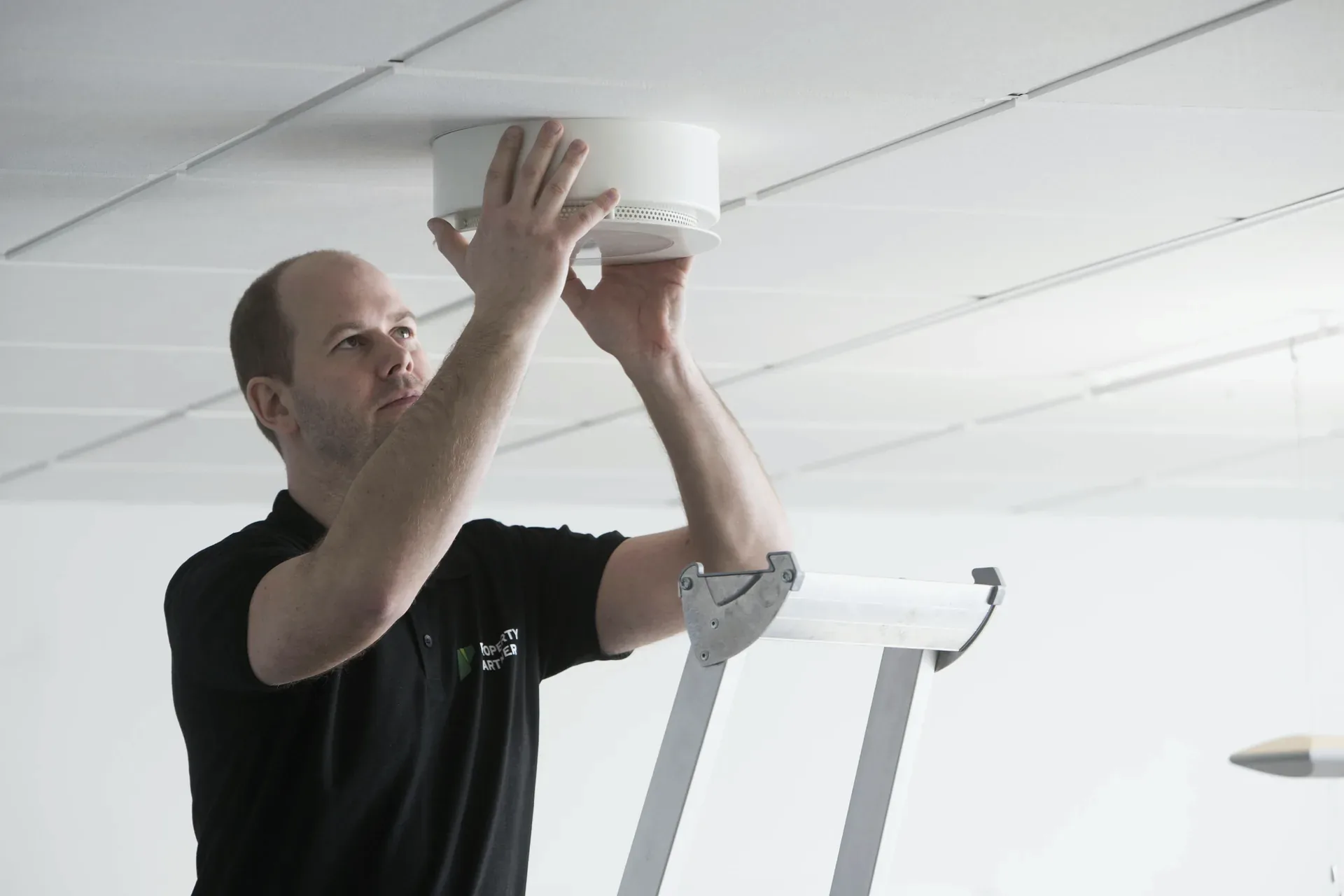 Fastighetstekniker installerar en takdetektor