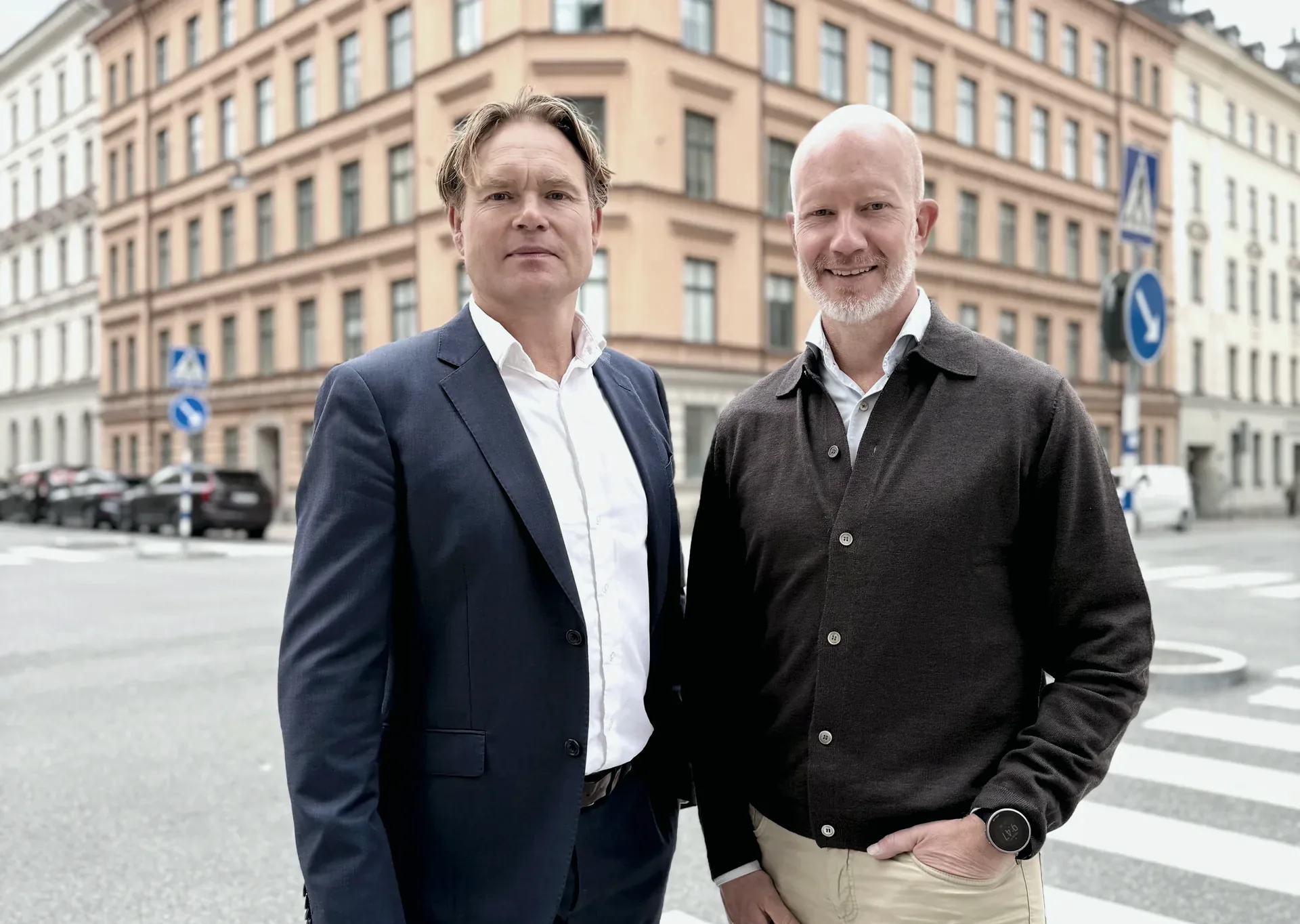 Två medarbetare utomhus i stadsmiljö
