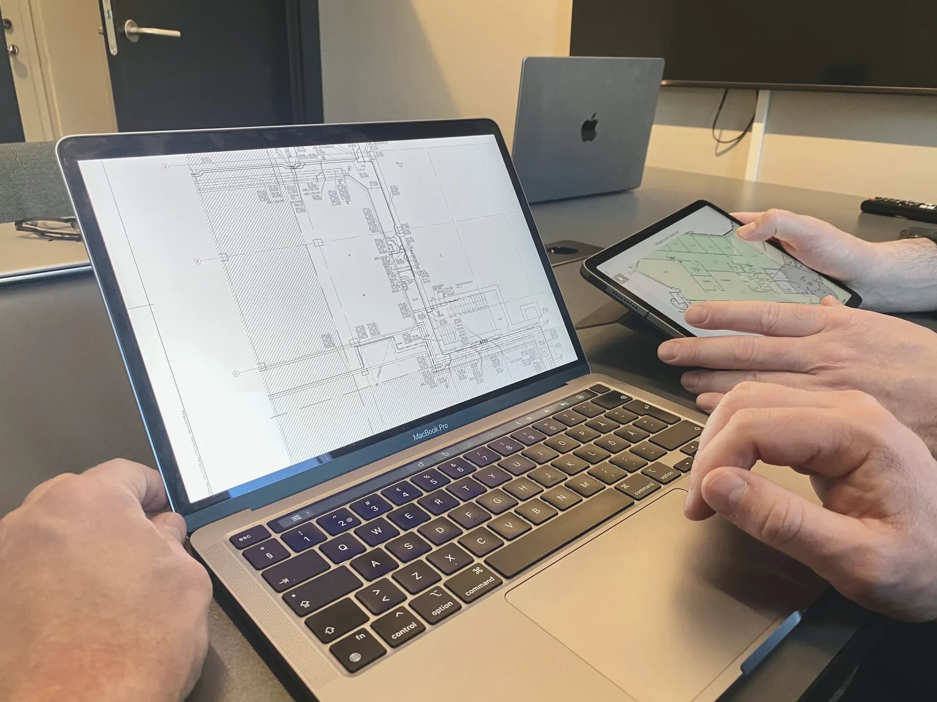 Projektledare går igenom ritningar och projektplan